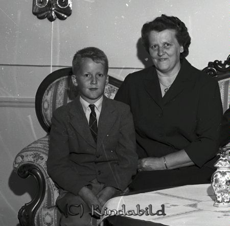 Familjen Pettersson Adelöv Kisa
raja 
Pettersson Adelöv Kisa
Familjporträtt Bilden tagen i prästgården 

Nyckelord: Pettersson Kisa