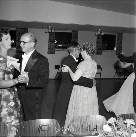 Brudparet Lars Persson Kisa
raja 
Lars Persson Kisa
Grupporträtt
gepe
Till vänster Lizzie Gustafsson maka till Valle Gustavsson innehavare av Bergs Manufaktur.
Mitt i bild Ebbe Johansson, som var gift med Märta och hade barnen Nils-Inge och Ing-Marie.
Källa: Annagreta I
Nyckelord: Persson Kisa
