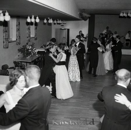 Brudparet Lars Persson Kisa
raja 
Lars Persson Kisa
Grupporträtt

gepe
Till vänster dansar Janne och Kerstin Lundahl
Källa: Annagreta l

raja
Bakom Lundahls dansar Göran Nylander med fästmön Marianne, samt Egon och Monika Larsson.
Källa: Mariette 
Nyckelord: Persson Kisa