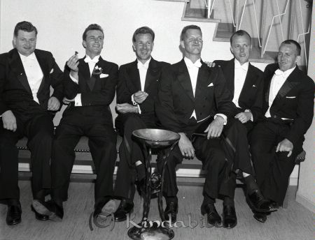 Brudparet Lars Persson Kisa
raja 
Lars Persson Kisa
Grupporträtt
gepe
Fr vänster Kurt-Evald Johansson, Henry Larsson, Knut Linde, Janne Lundahl, Åke Brandin och Arne Isaksson.
Källa: Annagreta I

Knut Linde var skogsinspektör och byggde hus på Tallgtan. Han var gift med Britt Linde, född 1926 i Väderstad. Två pojkar och två flickor födda i i Kisa 1951-1958. Flyttade sedan till Vetlanda.
Källa: Torborg N

Nyckelord: Persson Kisa