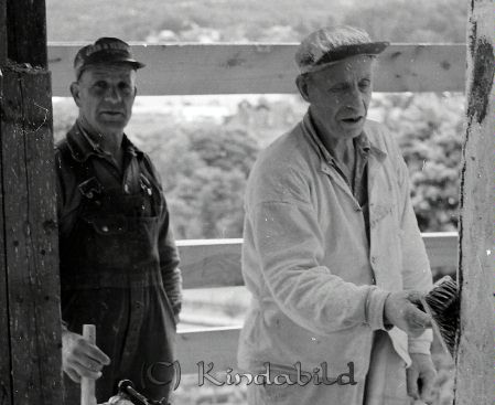 Kisa-Vyer Bilder till Falks 65 årsdag
raja 
Bilder till Falks 65 årsdag
Grupporträtt

raja
Till vänster Kalle "Dompan" Andersson och till höger Axel Wadell.
Båda arbetade som murare. Här uppe i kyrktornet på Kisa kyrka.
Axel Wadell var far till Stig Wadell och Vivi gift med Ingvar Nilsson, Vibo.
Källa: Studiegruppen hembygdsgården 
Nyckelord: Kisa-Vyer