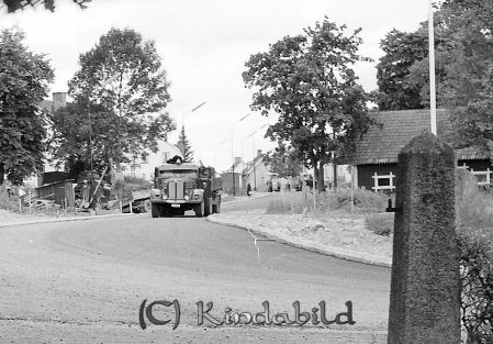 Kisa-Vyer Bilder till Falks 65 årsdag
raja 
Bilder till Falks 65 årsdag
Bebyggelse korsningen Kungsgatan, Ulrikagatan och Grönedegatan

raja
I förgrunden "Janssons port" 
Källa: Gerd Pettersson

Nyckelord: Kisa-Vyer