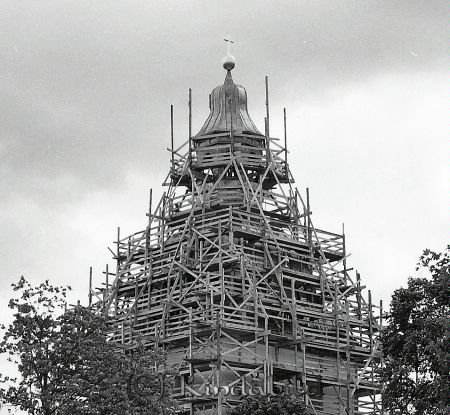 Kisa-Vyer Bilder till Falks 65 årsdag
raja 
Bilder till Falks 65 årsdag
Bebyggelse Byggnadsställning runt Kisa kyrktorn  

Nyckelord: Kisa-Vyer