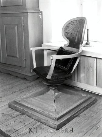Fotografering Kyrkan Kisa
raja 
Kyrkan Kisa
Föremål Domarestol

raja
Finns numera i Kommunhusets medborgarkontor. 
Källa: Gerd Pettersson

Nyckelord: Kyrkan Kisa