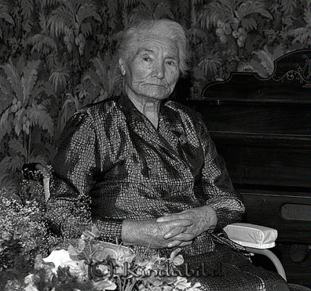 Carolina Bergin Väsby Oppeby Rimforsa
raja 
Carolina Bergin Väsby  
Porträtt-Kvinna 91 årsfirande

raja
Hon hade en dotter Dagmar gift Ahlström. De drev speceriaffär och postkontoret i Väsby. 
Källa: Gerd Pettersson




Nyckelord: Bergin Rimforsa