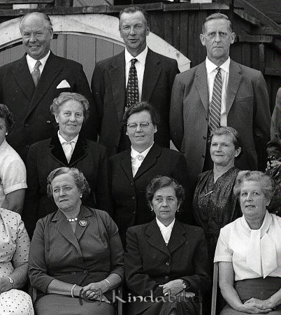 Konfirmationsgrupp Bygdegården Kisa
raja 
Konfirmationsgrupp Bygdegården 
Grupporträtt
gepe
1:a raden fr  vänster Vega Brandin och Tekla Hellman
Mellanraden  vänster Adele Anebreid gift med Einar Lindbom.
Källa: Studiegruppen hembygdsgården
Nyckelord: Bygdegården Kisa