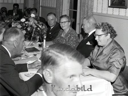 Herr Fridner Eriksson Millingtorp Kisa
raja 
Fridner Eriksson Millingtorp 
Grupporträtt 50 årsfirande

raja
I förgrunden arr Rickard Gustvsson Hökhult.
Till vänster Torgny Olander gift med Astrid, en syster till Fridner Eriksson. Mitt i bild lite längre bort Fridner Eriksson.
Källa: Bildtittargruppen hembygdsgården 

Nyckelord: Eriksson Millingtorp