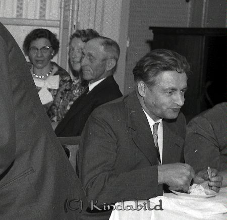 Herr Fridner Eriksson Millingtorp Kisa
raja 
Fridner Eriksson Millingtorp 
Grupporträtt 50 årsfirande

raja
Mitt i bild Ture Nilsson, Knäck, Kisa. 
Källa: Gerd Pettersson

raja
Till vänster Alice Larsson, syster till Egon Larsson Råstorp.
Källa: Bildtittargruppen 

Nyckelord: Eriksson Millingtorp
