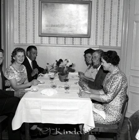 Herr Fridner Eriksson Millingtorp Kisa
raja 
Fridner Eriksson Millingtorp 
Grupporträtt 50 årsfirande

Nyckelord: Eriksson Millingtorp