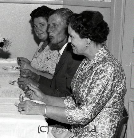 Herr Fridner Eriksson Millingtorp Kisa
raja 
Fridner Eriksson Millingtorp 
Grupporträtt 50 årsfirande

raja
Till vänster Harriet och Gunnar Svensson, Bjerkeryd Södergård, Kisa. 
Källa: Gerd Pettersson

Nyckelord: Eriksson Millingtorp