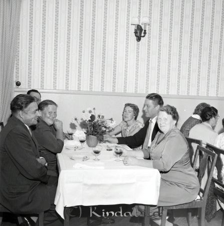 Herr Fridner Eriksson Millingtorp Kisa
raja 
Fridner Eriksson Millingtorp 
Grupporträtt 50 årsfirande

raja
Till vänster Einar Johansson i Hemsjö och mitt emot fru Sigrid Johansson. Till höger Kurt och Gerd Johansson Millingetorp.
Källa: Bildtittargruppen 

Nyckelord: Eriksson Millingtorp