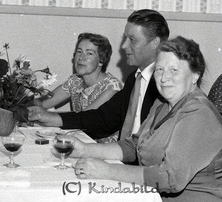 Herr Fridner Eriksson Millingtorp Kisa
raja 
Fridner Eriksson Millingtorp 
Grupporträtt 50 årsfirande

raja
Längst till vänster Gerd Johansson, Millingetorp. 
Källa: Gerd Pettersson

raja
Fr vänster Gerd Johansson med make Curt Johansson Millingetorp, samt Sigrid Johansson i Hemsjö
Källa: Studiegruppen hembygdsgården 



Nyckelord: Eriksson Millingtorp