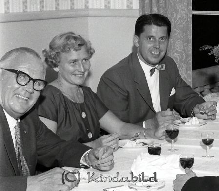 Herr Fridner Eriksson Millingtorp Kisa
raja 
Fridner Eriksson Millingtorp 
Grupporträtt 50 årsfirande

raja
Fr vänster Helmer Eriksson och Gerda och Knut Tingeby.
Källa: Bildtittargrupp hembygdsgården 



Nyckelord: Eriksson Millingtorp