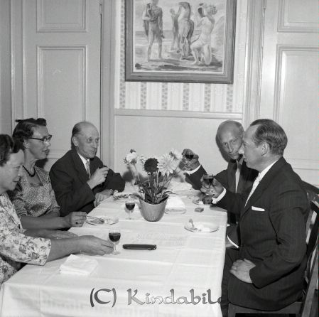 Herr Fridner Eriksson Millingtorp Kisa
raja 
Fridner Eriksson Millingtorp 
Grupporträtt 50 årsfirande

raja
Till höger Kurt Hahne och snett emot fru Göta Hahne (i glasögon)
Källa: Bildtittargruppen hembygdsgården 



Nyckelord: Eriksson Millingtorp