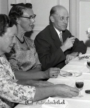 Herr Fridner Eriksson Millingtorp Kisa
raja 
Fridner Eriksson Millingtorp 
Grupporträtt 50 årsfirande

raja
I mitten Göta Hahne
Källa: Bildtittargruppen hembygdsgården 

raja
Till vänster Karin Roxström och till höger Gunnar Roxström, Linnégatan 2 i Kisa.
Källa: Studiegruppen hembygdsgården 

raja
Karin Roxström levde 1900-1974, Gunnar Roxström 1901-1961.
Källa: Gravstenen. 
Källa: mayca


Nyckelord: Eriksson Millingtorp
