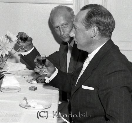 Herr Fridner Eriksson Millingtorp Kisa
raja 
Fridner Eriksson Millingtorp 
Grupporträtt 50 årsfirande

raja
Närmast Curt Hahne 
Källa: Bildtittargruppen hembygdsgården 

raja
Den andra mannen är Hans Samuelsson från Skeppeberg.
Källa: Studiegruppen hembygdsgården 

Nyckelord: Eriksson Millingtorp