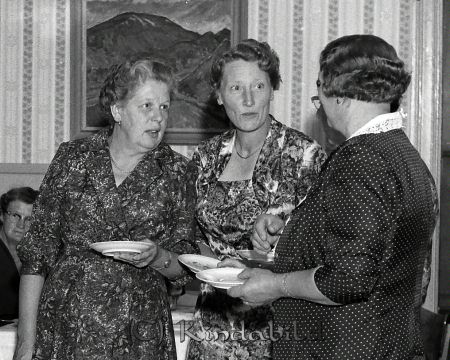 Herr Fridner Eriksson Millingtorp Kisa
raja 
Fridner Eriksson Millingtorp 
Grupporträtt 50 årsfirande

raja
Mitt i bild Judit Samuelsson Skeppeberg
Källa: Bildtittargruppen hembygdsgården 

raja
Till vänster är Ingrid Nilsson från Knäck (1904-1974)
Källa: Studiegruppen hembygdsgården 

Nyckelord: Eriksson Millingtorp