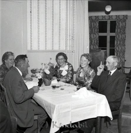 Herr Fridner Eriksson Millingtorp Kisa
raja 
Fridner Eriksson Millingtorp 
Grupporträtt 50 årsfirande

raja
Längst till höger Thure Martin Sigfrid Nilsson född 1896. Arrendator av Kisa Värgård och sedan ägare till Knäck, Kisa. Gift 1935 med Ingrid Andersson född 1905. 
Källa: Gerd Pettersson


Nyckelord: Eriksson Millingtorp