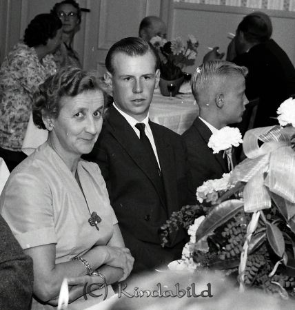 Herr Fridner Eriksson Millingtorp Kisa
raja 
Fridner Eriksson Millingtorp 
Grupporträtt 50 årsfirande

raja
Mitt i bild Fridner Erikssons son Karl-Erik. 
Källa: Gerd Pettersson

raja
Fr vänster Karin Samuelsson (arbetade på pastorexp i Kisa)
Källa: Bildtittargrupp hembygdsgården 


Nyckelord: Eriksson Millingtorp