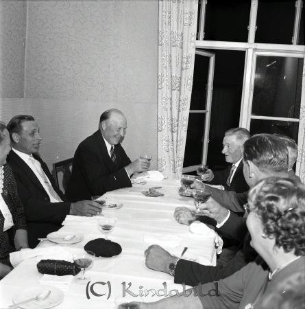 Herr Fridner Eriksson Millingtorp Kisa
raja 
Fridner Eriksson Millingtorp 
Grupporträtt 50 årsfirande

raja
Till vänster Gösta Andersson, Sundsnäs, Kisa. 
Källa: Gerd Pettersson

raja
Längst bak till vänster Runar Johansson i Korpklev och mittemot nämndeman Gunnar Karlsson Tjustad. 
Källa: Bildtittargruppen hembygdsgården 

raja
Gösta Andersson, Sundsnäs/Hökhult till vänster 
Källa: Robert45


Nyckelord: Eriksson Millingtorp