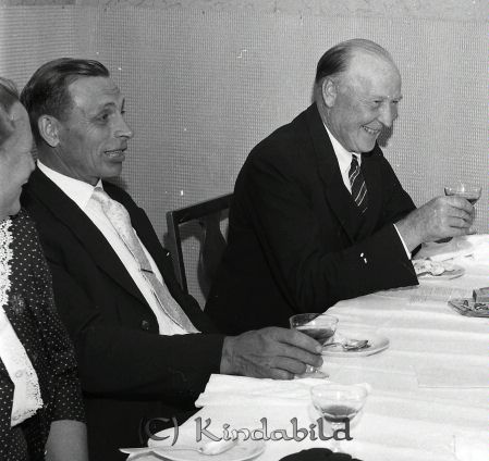 Herr Fridner Eriksson Millingtorp Kisa
raja 
Fridner Eriksson Millingtorp 
Grupporträtt 50 årsfirande

raja
Till vänster Gösta Andersson, Sundsnäs, Kisa. 
Källa: Gerd Pettersson

raja
Till höger Runar Johansson i Korpklev (far till bl a Barbro Bragée)
Källa: Studiegruppen hembygdsgården 

Nyckelord: Eriksson Millingtorp