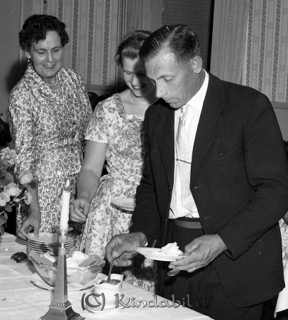 Herr Fridner Eriksson Millingtorp Kisa
raja 
Fridner Eriksson Millingtorp 
Grupporträtt 50 årsfirande

raja
Till höger Gösta Andersson, Sundsnäs, Kisa. 
Källa: Gerd Pettersson

raja
Till vänster Iris Gustavsson från Hökhult
Källa: Bildtittargruppen hembygdsgården 

raja
Till höger Gösta Andersson Sundsnäs/hökhult 
Källa: Robert45

raja
I mitten Gerda Tingeby (1919-2005), född i Horn och död i Åtvidaberg, syster till Karin Samuelsson
Källa: Studiegruppen hembygdsgården 


Nyckelord: Eriksson Millingtorp