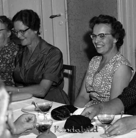 Herr Fridner Eriksson Millingtorp Kisa
raja 
Fridner Eriksson Millingtorp 
Grupporträtt 50 årsfirande

raja
Fr vänster Svea Johansson född Nysten Korpklev Södergård och Karin Nysten född Gustavsson Västra Eneby.
Källa: Bildtittargrupp hembygdsgården 



Nyckelord: Eriksson Millingtorp