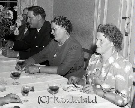 Herr Fridner Eriksson Millingtorp Kisa
raja 
Fridner Eriksson Millingtorp 
Grupporträtt 50 årsfirande

raja
Tvåa från vänster Karl Nysten, Västra Eneby. 
Källa: Gerd Pettersson

raja
Fr höger Lilly Karlsson Tjustad, fru Gustav Jonsson Föllingsö, Karl Nysten Eneby och Gustav Jonsson Föllingsö.
Källa: Studiegruppen hembygdsgården 


Nyckelord: Eriksson Millingtorp
