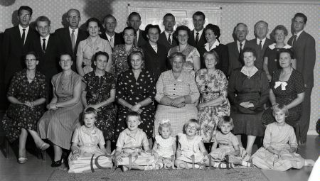 Släkten Anebreid Kisa
raja 
Släkten Anebreid  
Grupporträtt Fotograferat i Columbia

raja
Bortre raden t höger Ingmar och Inez Heedman. Inez dotter till Göta Andersson gift Eklöf Törnevik 
Källa: Gerd Pettersson



Nyckelord: Anebreid Kisa