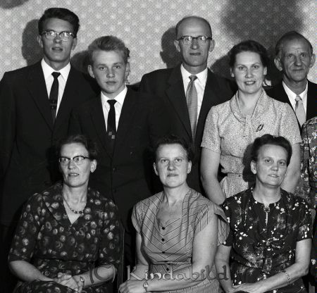 Släkten Anebreid Kisa
raja 
Släkten Anebreid  
Grupporträtt Fotograferat i Columbia

raja
Bakre raden trea från vänster Tore Anebreid och till höger om honom hustrun Sigrid 
Källa: Gerd Pettersson



Nyckelord: Anebreid Kisa