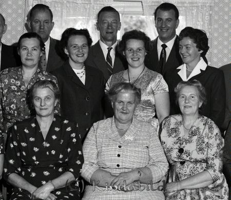 Släkten Anebreid Kisa
raja 
Släkten Anebreid  
Grupporträtt Fotograferat i Columbia

raja
Mellersta raden två från höger Gerd Anebreid gift med Olof Karlsson (kopparslagare)
Källa: Gerd Pettersson



Nyckelord: Anebreid Kisa