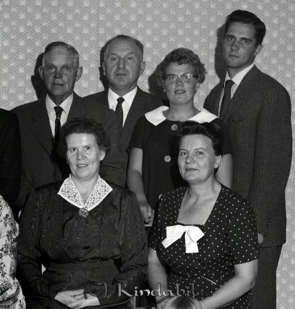 Släkten Anebreid Kisa
raja 
Släkten Anebreid  
Grupporträtt Fotograferat i Columbia

raja
Bakre raden fr höger Ingemar och Inez Heedman. Inez dotter till äldsta barnet Andersson Göta. 
Källa: Gerd Pettersson



Nyckelord: Anebreid Kisa