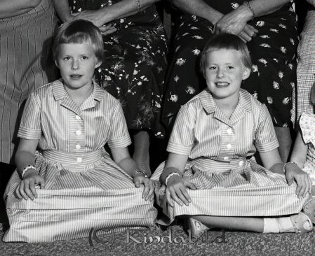 Släkten Anebreid Kisa
raja 
Släkten Anebreid  
Porträtt-Barn Fotograferat i Columbia

raja
Tvillingarna Maud och Britt Anebreid, döttrar till Elsa och Holger Anebreid. Systrar till Gerd, Inga och Lasse. 
Källa: Gerd Pettersson




Nyckelord: Anebreid Kisa