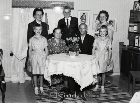 Släkten Anebreid Kisa
raja 
Släkten Anebreid  
Grupporträtt Fotograferat i Columbia

raja
Elsa och Holger Anebreid med barnen Inga, Lasse, Gerd och tvillingarna Maud och Britt.
 Källa: Studiegruppen Hembygdsgården 


Nyckelord: Anebreid Kisa