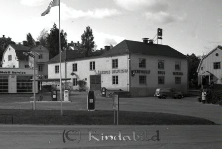 Åbergs Bilverkstad Kisa
raja 
Åbergs Bilverkstad  
Bebyggelse

raja
Åbergs Bilverkstad startades av Axel Åberg 1923 i en gammal smedja i gropen mellan Grönedegatan och kyrkogården.
1928 flyttade han till nya lokaler på bryggerigården söder om fastigheten Svea. 1933 flyttade han till nya lokaler Västra vägen 2.
1924 öppnade han bilskola. På 1950-talet påstods att det skulle vara den äldsta bilskolan i Östergötland.
Axel Åberg var född i Hjorted, Kalmar län.
Han hade genomgått Bergslagens verkmsästare- och teknikerskola.
Källa: En bok om Kisa socken del 4 
Källa: Gerd Pettersson 

Nyckelord: Åbergs