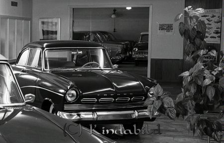 Nylanders Bilverkstad Kisa
raja 
Nylanders Bilverkstad  
Interiör Utställningslokal

raja
Ford Taunus 15 M
 Källa: Studiegruppen hembygdsgården
Nyckelord: Nylanders Kisa