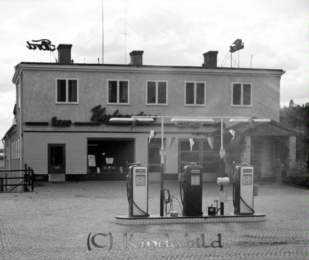 Nylanders Bilverkstad Kisa
raja 
Nylanders Bilverkstad  
Bebyggelse

raja
Curt Nylander startade 1928 Kisa Motor-och Reparationsverkstad i närheten av Kisa järnvägsstaion. På 1940-talet byggdes fastigheten �?kullen, Storgatan 7. Han drev företaget Nylanders Bil AB till 1976.
Källa: Kisa Socken del 4. 
Källa: Gerd Pettersson 

Nyckelord: Nylanders Kisa