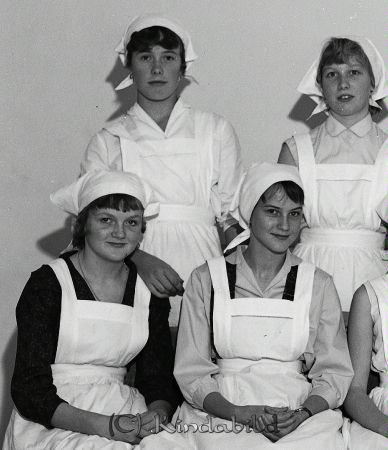Skolköksgrupp Skolan Kisa
raja 
Skolköksgrupp  
Grupporträtt

raja
1:a raden fr vänster Solveig Johansson
2:a raden fr vänster Ulla Hill
Källa: Studiegruppen hembygdsgården 

raja
1: raden t hö Gunilla Jonsson. 2: raden t hö Ingegerd Johansson. 
Källa: Margareta Carlsson

Nyckelord: Skolköksgrupp Kisa