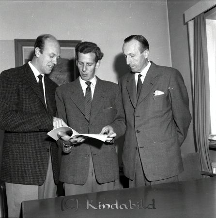 Kommunalgubbar Kisa
raja 
Kommunalgubbar Kisa
Grupporträtt
gepe
Fr v kommunalkamrer Kurt Nordenberg, kommunfullmäktiges ordf Ville Sandelius (s) och kommunstyrelsens ordf Gillis Johansson (c) 


Nyckelord: Kommunalgubbar Kisa