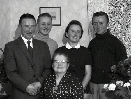 Lyvén Märta och Elin Bäck Kisa
raja 
Lyvén Märta och Elin  
Grupporträtt

raja
Tage Lywén (1911-2000) med hustru Ester (1913-1982), barnen Stig och Rolf. Sittande Elin Lywén. 
Källa: Gerd Pettersson

Nyckelord: Lyvén Kisa