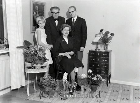 Rut Svensson Emilslund Kisa
raja 
Rut Svensson Emilslund 
Grupporträtt 50 årsfirande

raja
Hennes man fabrikören och spelmannen Sven Svensson
Dottern Birgitta  (numera Hjälm)
Sonen fotografen Sven-Ove Svensson
Källa: godj
Nyckelord: Svensson Emilslund