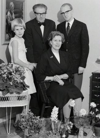 Rut Svensson Emilslund Kisa
raja 
Rut Svensson Emilslund 
Grupporträtt 50 årsfirande

raja
Hennes man fabrikören och spelmannen Sven Svensson
Dottern Birgitta  (numera Hjälm)
Sonen fotografen Sven-Ove Svensson
Källa: godj

Nyckelord: Svensson Emilslund