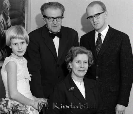 Rut Svensson Emilslund Kisa
raja 
Rut Svensson Emilslund 
Grupporträtt 50 årsfirande

raja
Hennes man fabrikören och spelmannen Sven Svensson
Dottern Birgitta  (numera Hjälm)
Sonen fotografen Sven-Ove Svensson
Källa: godj

raja
Emilslunds Möbelfabrik grundades 1920 av Emil Svensson och övertogs 1939 av Sven Svensson och Paul Johansson. Tillverkades allahanda möbler, radioskåp var specialité.
Källa: Sv Bebyggelse. 
Källa: Gerd Pettersson





Nyckelord: Svensson Emilslund