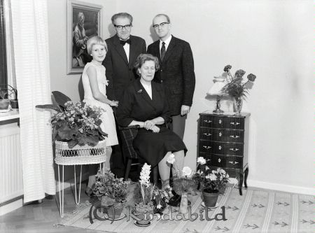 Rut Svensson Emilslund Kisa
raja 
Rut Svensson Emilslund 
Grupporträtt 50 årsfirande

raja
Hennes man fabrikören och spelmannen Sven Svensson
Dottern Birgitta  (numera Hjälm)
Sonen fotografen Sven-Ove Svensson
Källa: godj

Nyckelord: Svensson Emilslund