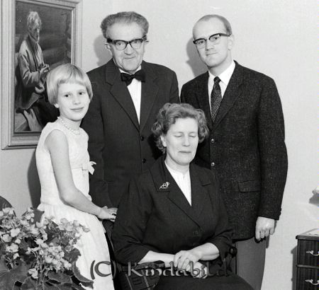 Rut Svensson Emilslund Kisa
raja 
Rut Svensson Emilslund 
Grupporträtt 50 årsfirande

raja
Hennes man fabrikören och spelmannen Sven Svensson
Dottern Birgitta  (numera Hjälm)
Sonen fotografen Sven-Ove Svensson
Källa: godj

Nyckelord: Svensson Emilslund