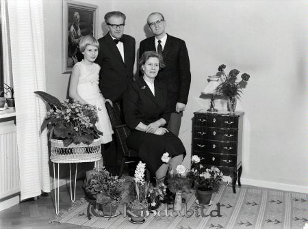 Rut Svensson Emilslund Kisa
raja 
Rut Svensson Emilslund 
Grupporträtt 50 årsfirande

raja
Hennes man fabrikören och spelmannen Sven Svensson
Dottern Birgitta  (numera Hjälm)
Sonen fotografen Sven-Ove Svensson
Källa: godj

Nyckelord: Svensson Emilslund