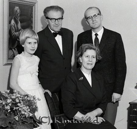 Rut Svensson Emilslund Kisa
raja 
Rut Svensson Emilslund 
Grupporträtt 50 årsfirande

raja
Hennes man fabrikören och spelmannen Sven Svensson
Dottern Birgitta  (numera Hjälm)
Sonen fotografen Sven-Ove Svensson
Källa: godj

Nyckelord: Svensson Emilslund