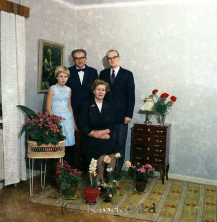 Rut Svensson Emilslund Kisa
raja 
Rut Svensson Emilslund 
Grupporträtt 50 årsfirande

raja
Hennes man fabrikören och spelmannen Sven Svensson
Dottern Birgitta  (numera Hjälm)
Sonen fotografen Sven-Ove Svensson
Källa: godj

Nyckelord: Svensson Emilslund