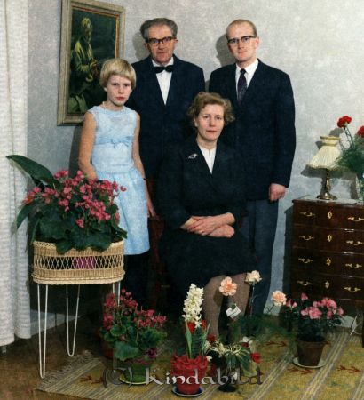 Rut Svensson Emilslund Kisa
raja 
Rut Svensson Emilslund 
Grupporträtt 50 årsfirande

raja
Hennes man fabrikören och spelmannen Sven Svensson
Dottern Birgitta  (numera Hjälm)
Sonen fotografen Sven-Ove Svensson
Källa: godj

Nyckelord: Svensson Emilslund