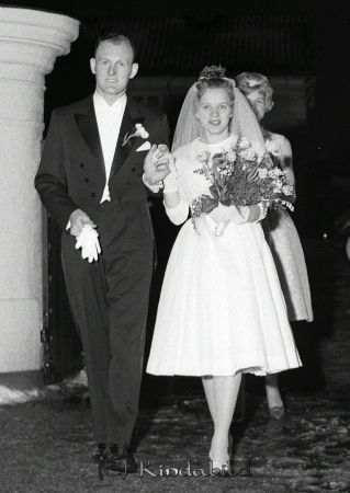 Brudparet Bertil Nilsson Kisa
raja 
Bertil Nilsson  
Grupporträtt brudpar

raja
Bertil Nilsson och Marianne Björk 
Källa: Gerd Pettersson


Nyckelord: Nilsson Kisa